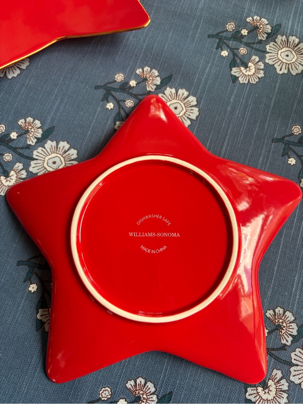 Williams Sonoma Red Star Ceramic Plates with Gold Trim Set of 4 - Picture 4 of 4